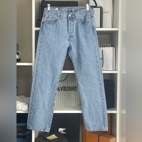14. 501 Levi’s in a light wash 31 - Picture 1 of 9